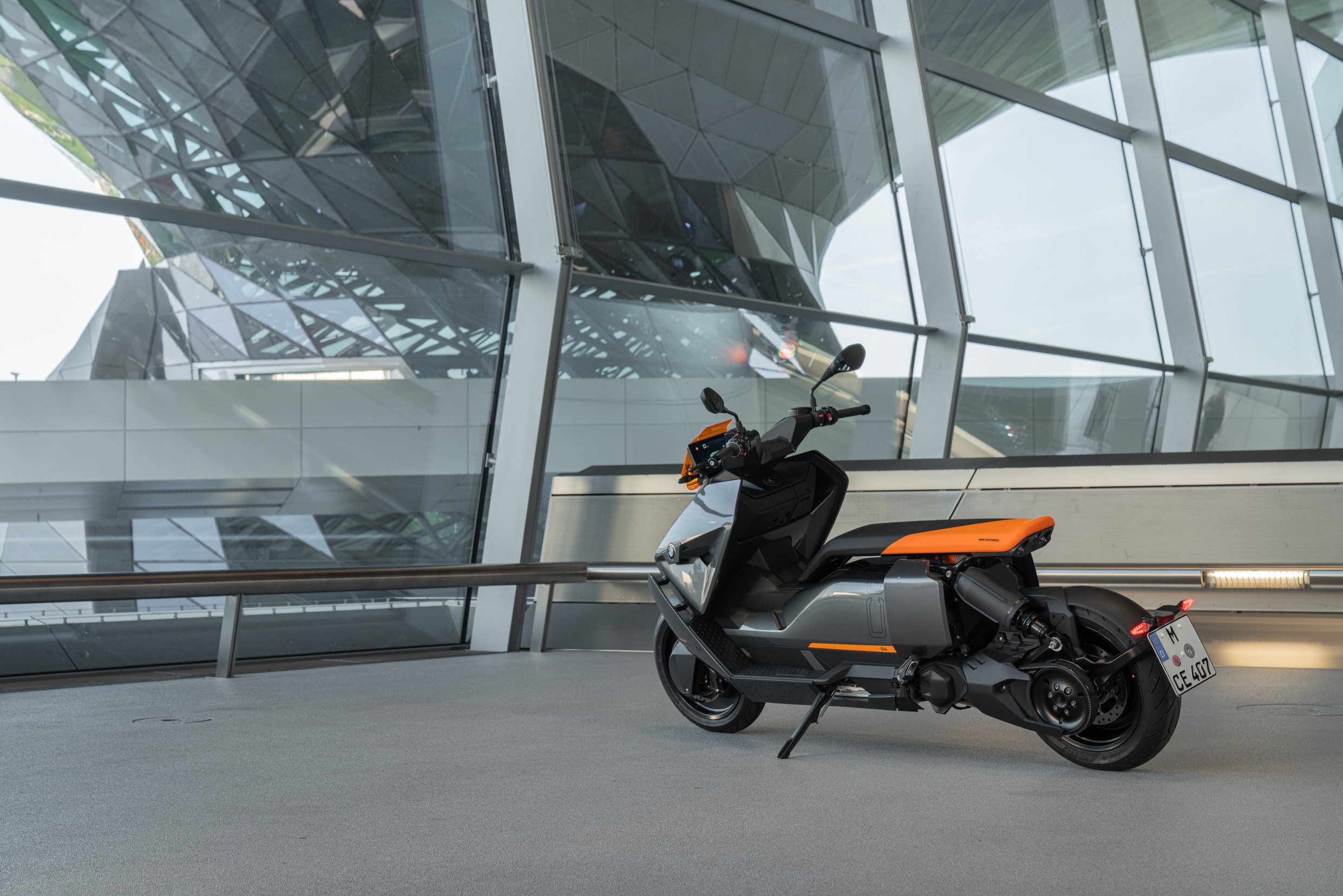 Электроскутер BMW Motorrad CE 04